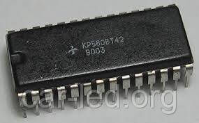 КР580ВТ42 (аналог Intel i8253) мультиплексор і лічильник відновлення динамічної пам'яті. DIP28