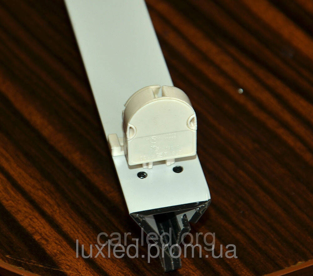 Светильник Luxled под 1 светодиодную лампу Т8 G13 600 мм (треугольный)